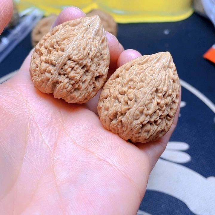 文玩核桃吊坠塔尖一对