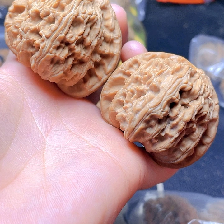 文玩核桃吊坠白狮子一对49➕