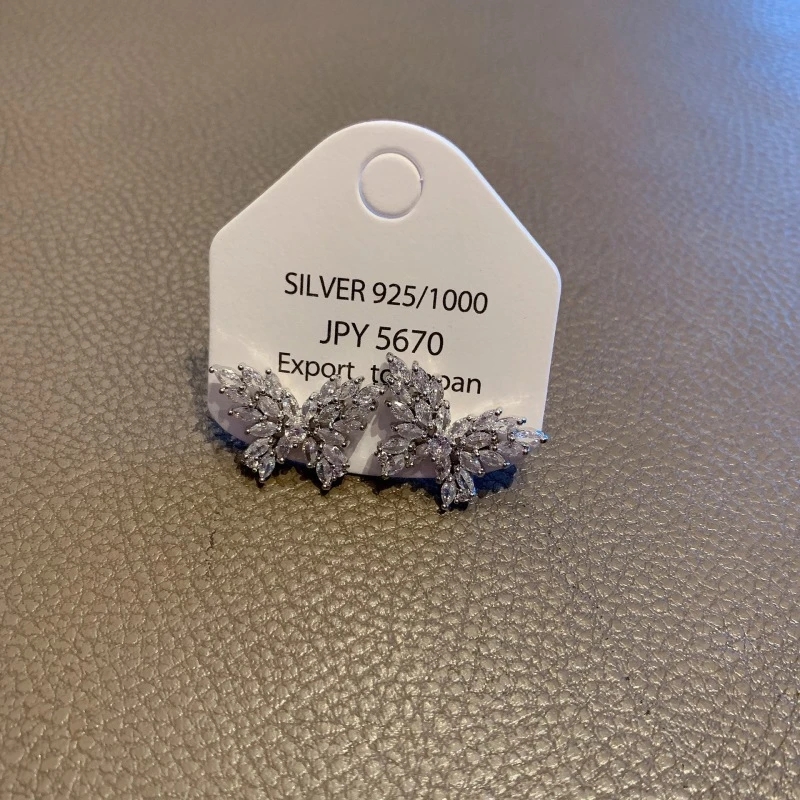 铜合金合成锆石耳饰 蝴蝶耳钉轻奢小众设计气质耳钉蝴蝶翩翩耳钉