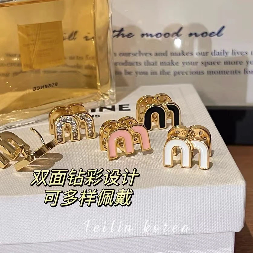 铜合金合成锆石耳饰 休闲白色滴油M字母耳环耳扣女夏轻奢感耳钉