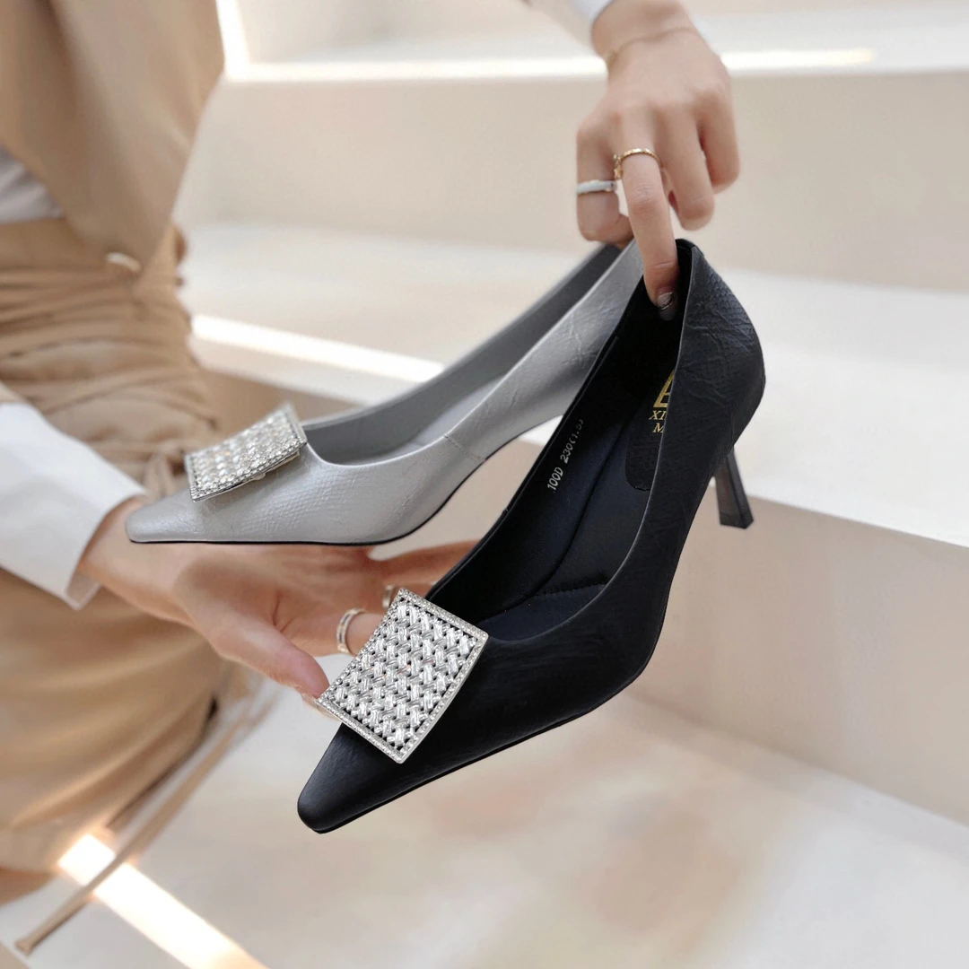 【XYZ轻奢女鞋】秋季新款气质真皮水钻方扣细跟浅口尖头高跟单鞋子