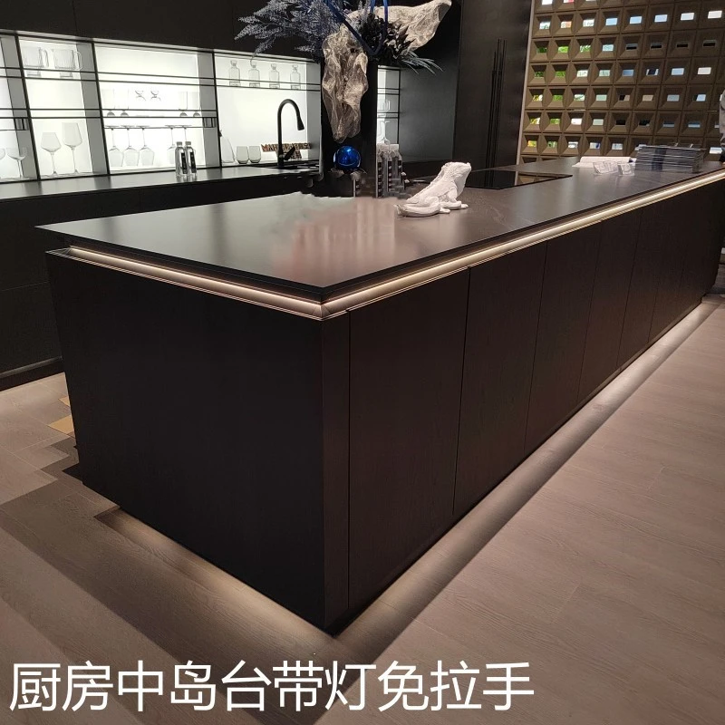西厨意式轻奢橱柜隐形免拉手厨房中岛台带LED灯岩板台面感应灯条