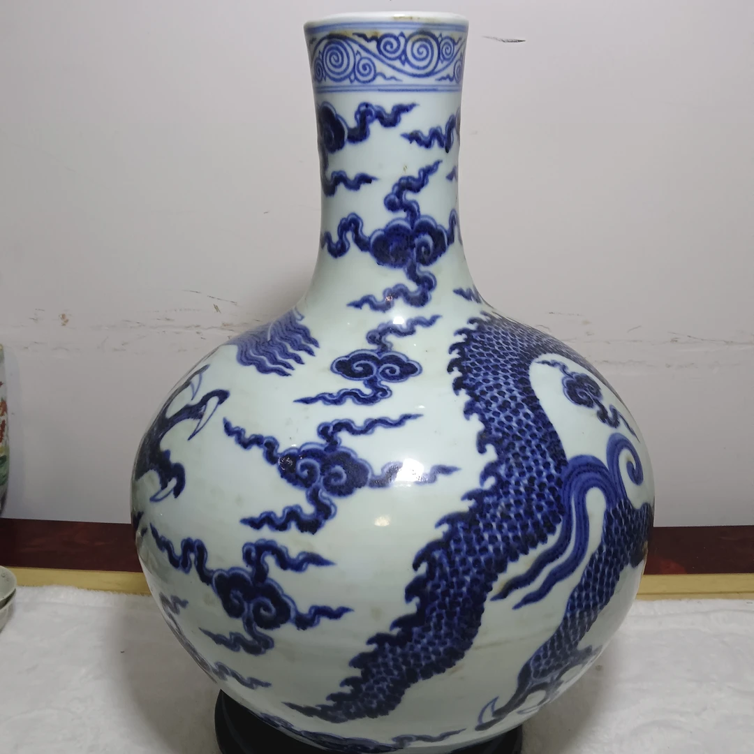 青花瓷龙纹天球瓶