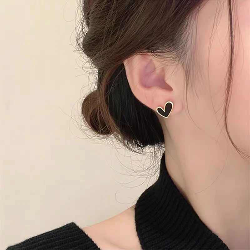 铜合金耳饰 黑色爱心耳夹女无耳洞蚊香盘心形耳饰高级感2024爆款