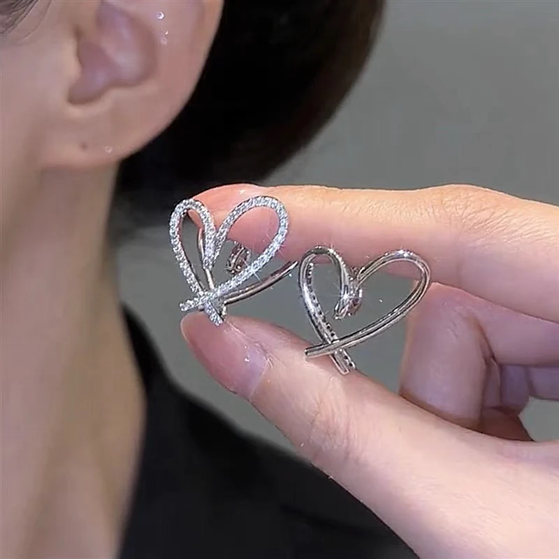 铜合金合成锆石耳饰 精致微镶立体双面爱心轻奢百搭个性时尚耳饰