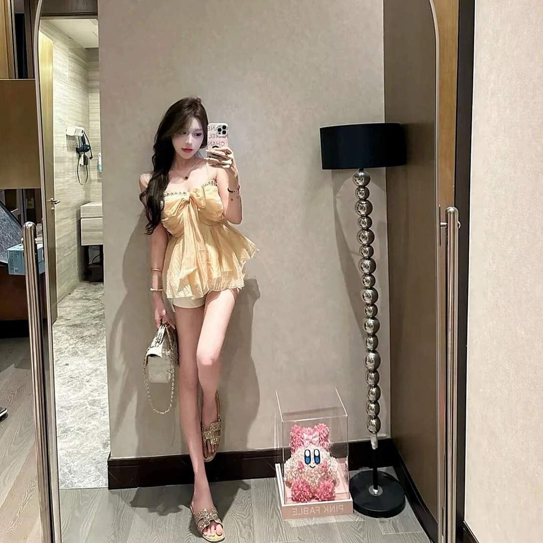 性感女神穿搭2024夏季新款法式甜美纯欲镶钻设计感上衣搭高腰热裤