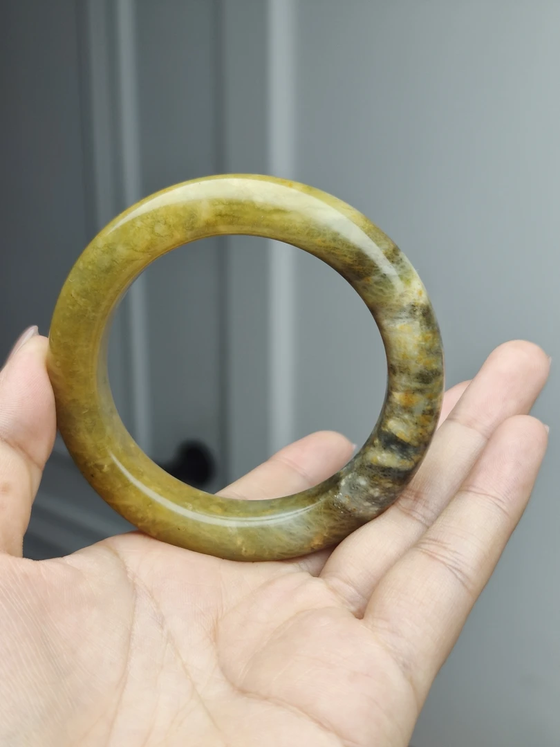 岫玉花玉浅蓝黄底56+口径手镯