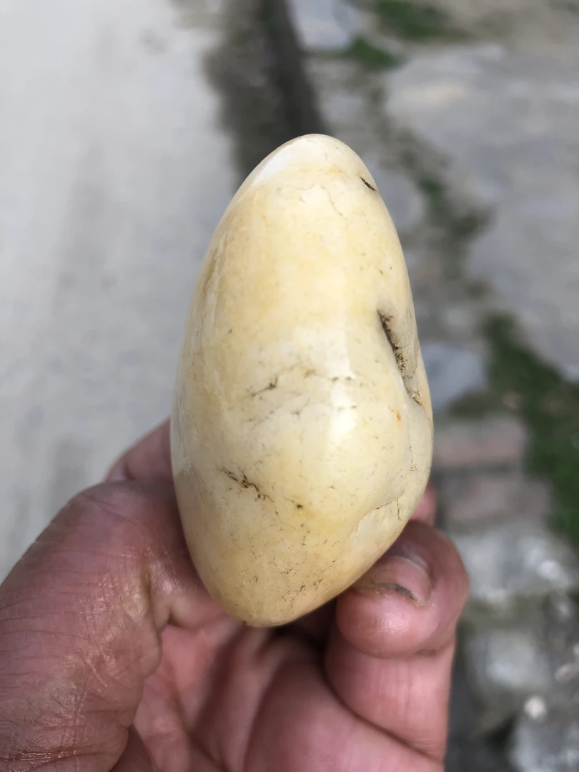 汉江奇石 黄黑相互俏色形成的佛一尊