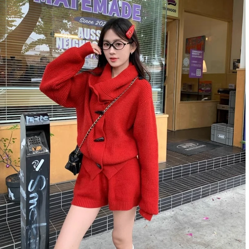 圣诞氛围感穿搭套装慵懒红色牛角扣毛衣外套女秋冬针织短裤两件套