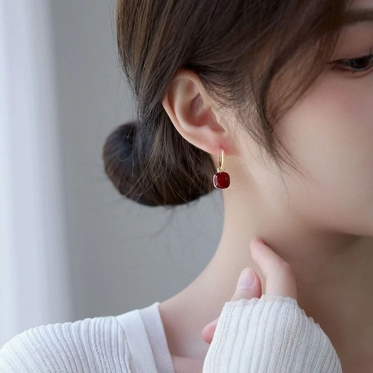 铜合金耳饰 港风复古酒红耳坠气质高级感轻奢耳环女新款防过敏