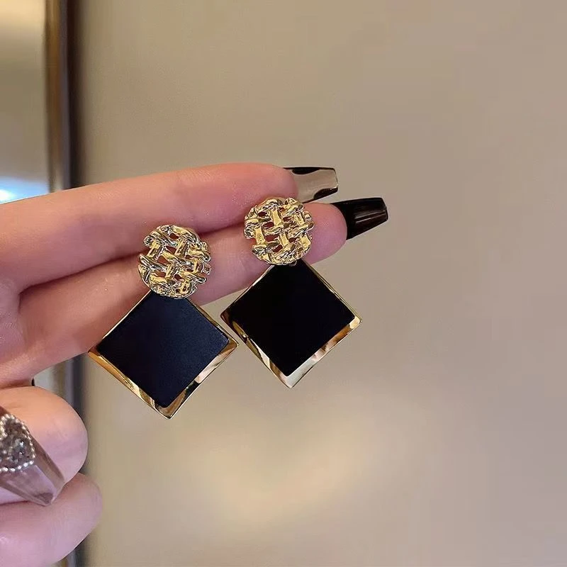 轻奢几何黑色方形耳环  设计感2024新款简约复古时尚高级优雅耳饰