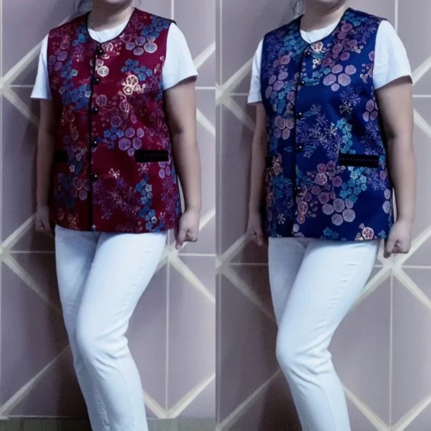 2023年春秋新款花朵烫金时尚中老年妈妈装两色马甲洋气妈妈装盘扣