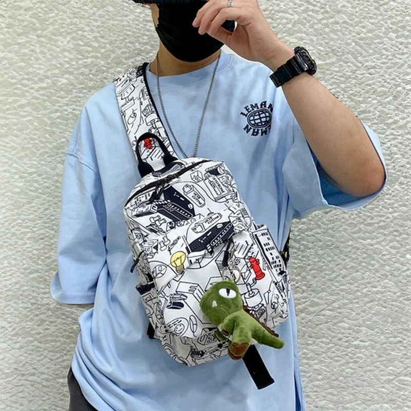 斜挎包休闲男孩包15-18岁潮款百搭大容量平板收纳学生运动单肩包