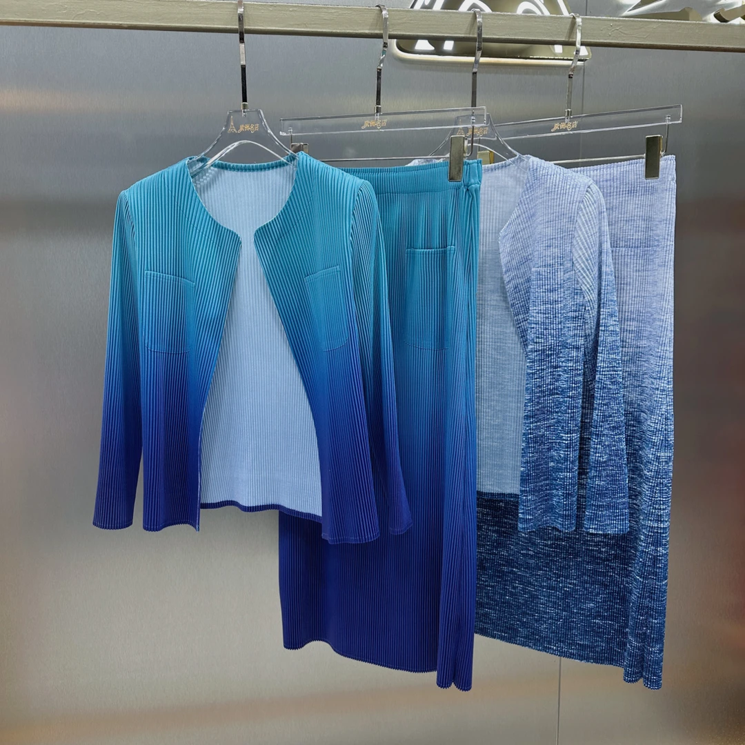 三宅褶皱秋冬新款气质粗牙签渐变色连衣裙开衫半身裙时尚三件套