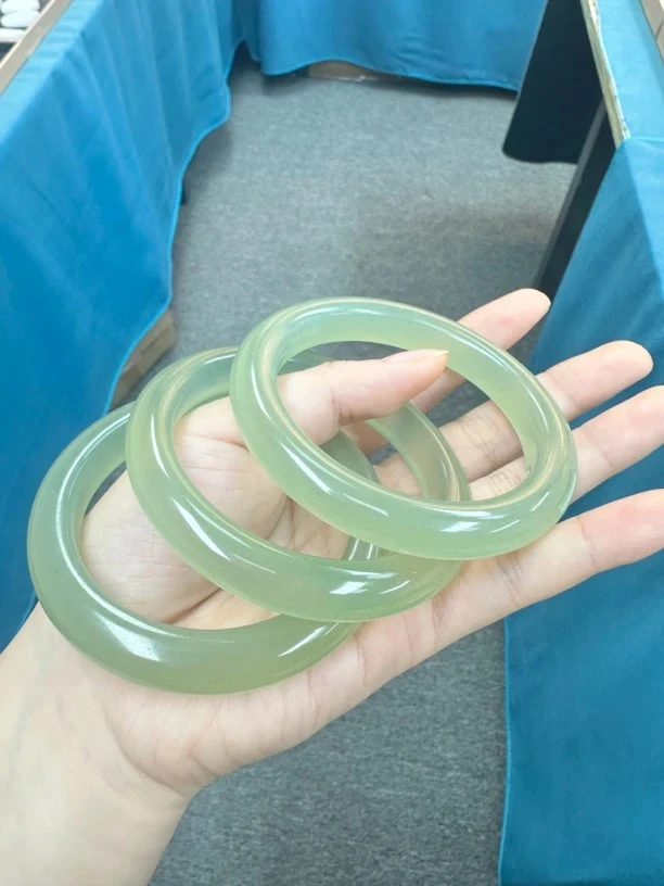 冰底宝石光级岫玉正宽平安镯多样性发一