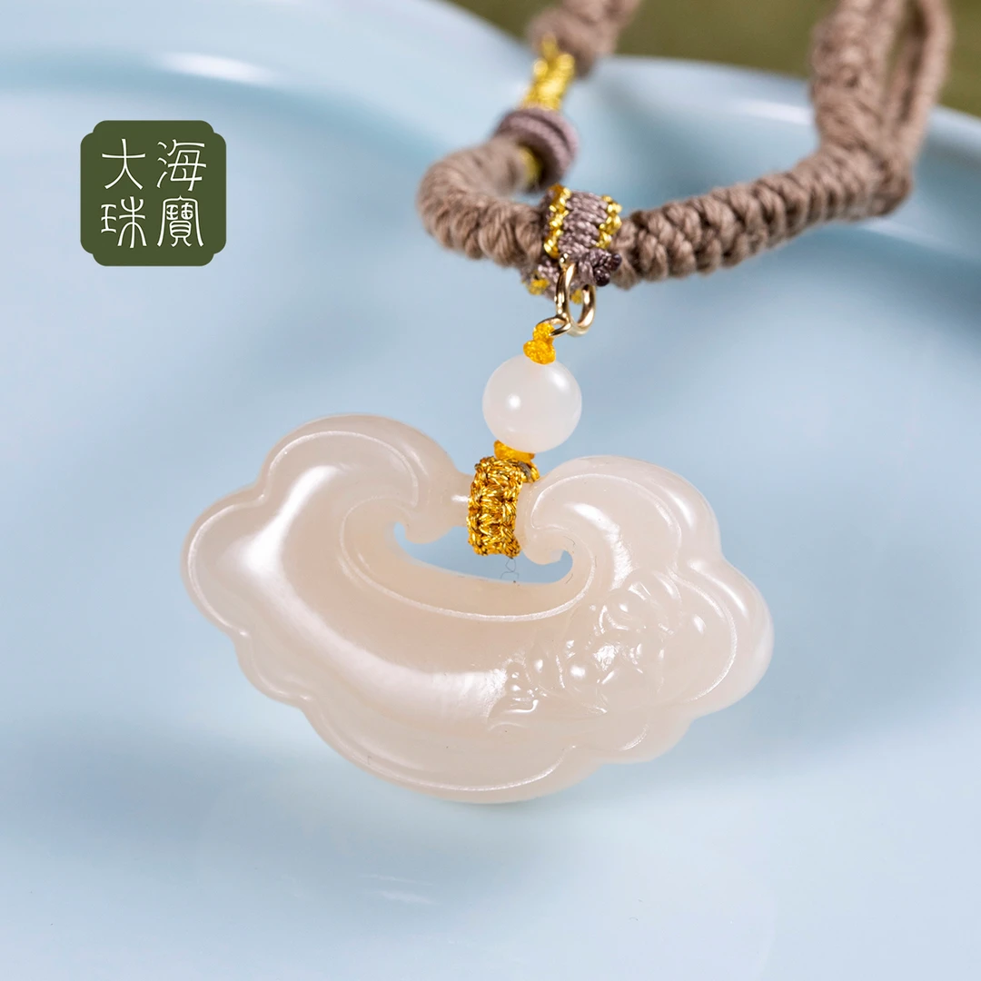 18k金+藕粉如意锁和田玉（中）