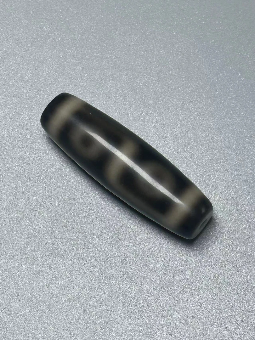灰皮色折线六眼珠 咬色扎实 颜色均匀 非常好看 对孔32.8直径11.8