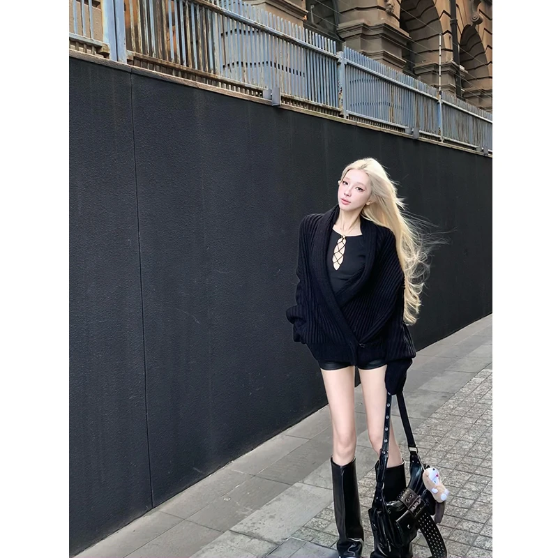 莫欣欣&黑色镂空小心机设计长袖辣妹T恤女款毛针织衫240698