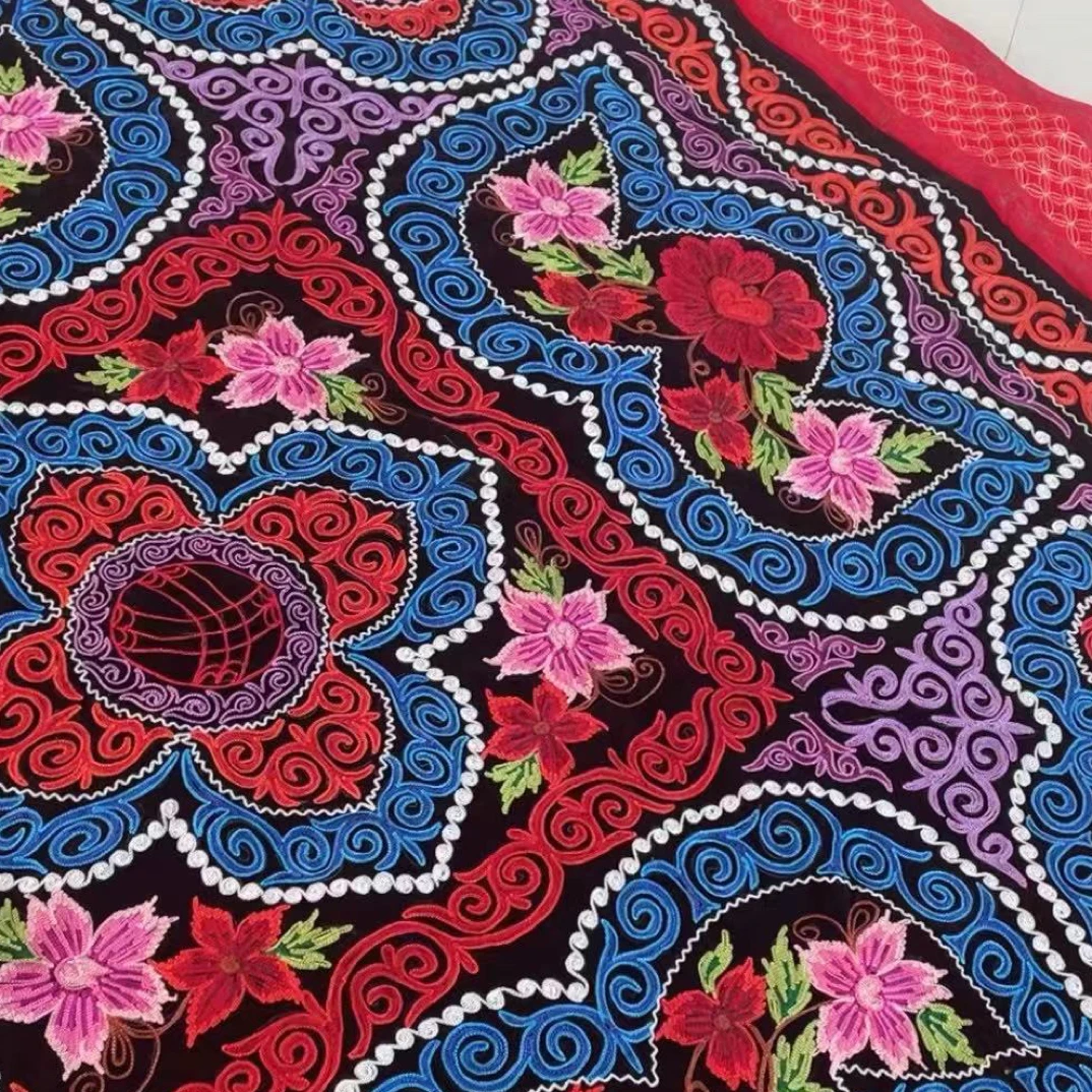 哈萨克婚庆刺绣挂毯