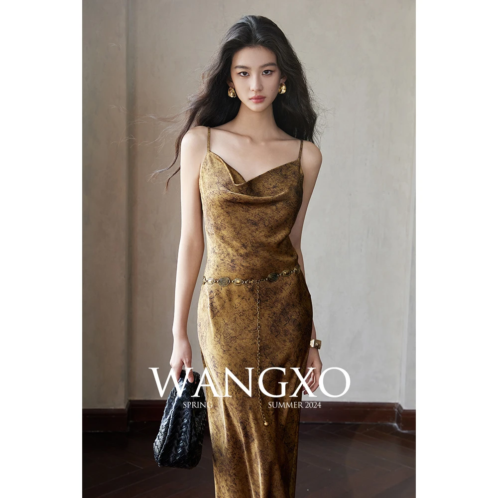 ｜细腻光泽缎面微皱肌理｜45度斜裁｜金色荡领吊带连衣裙女