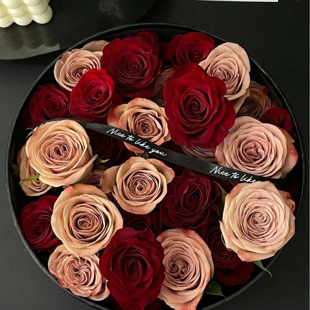 卡布奇诺20 枝+高原红20 枝+（送康乃馨10枝）+尤加利5枝