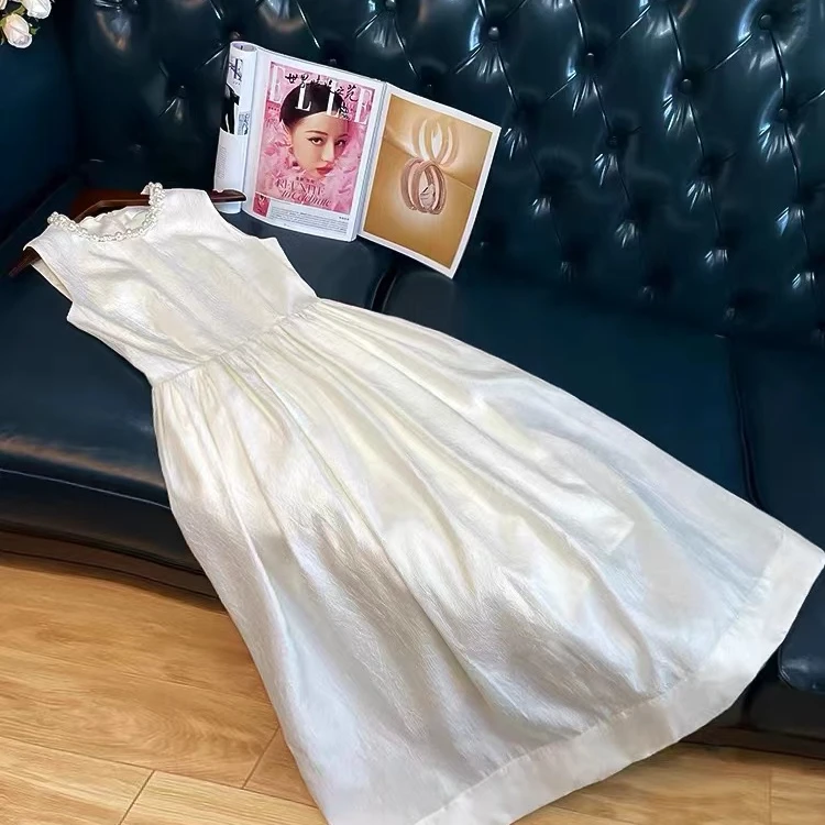 新款女夏季法式复古气质钉珍珠长款收腰小众设计师米白色连衣裙