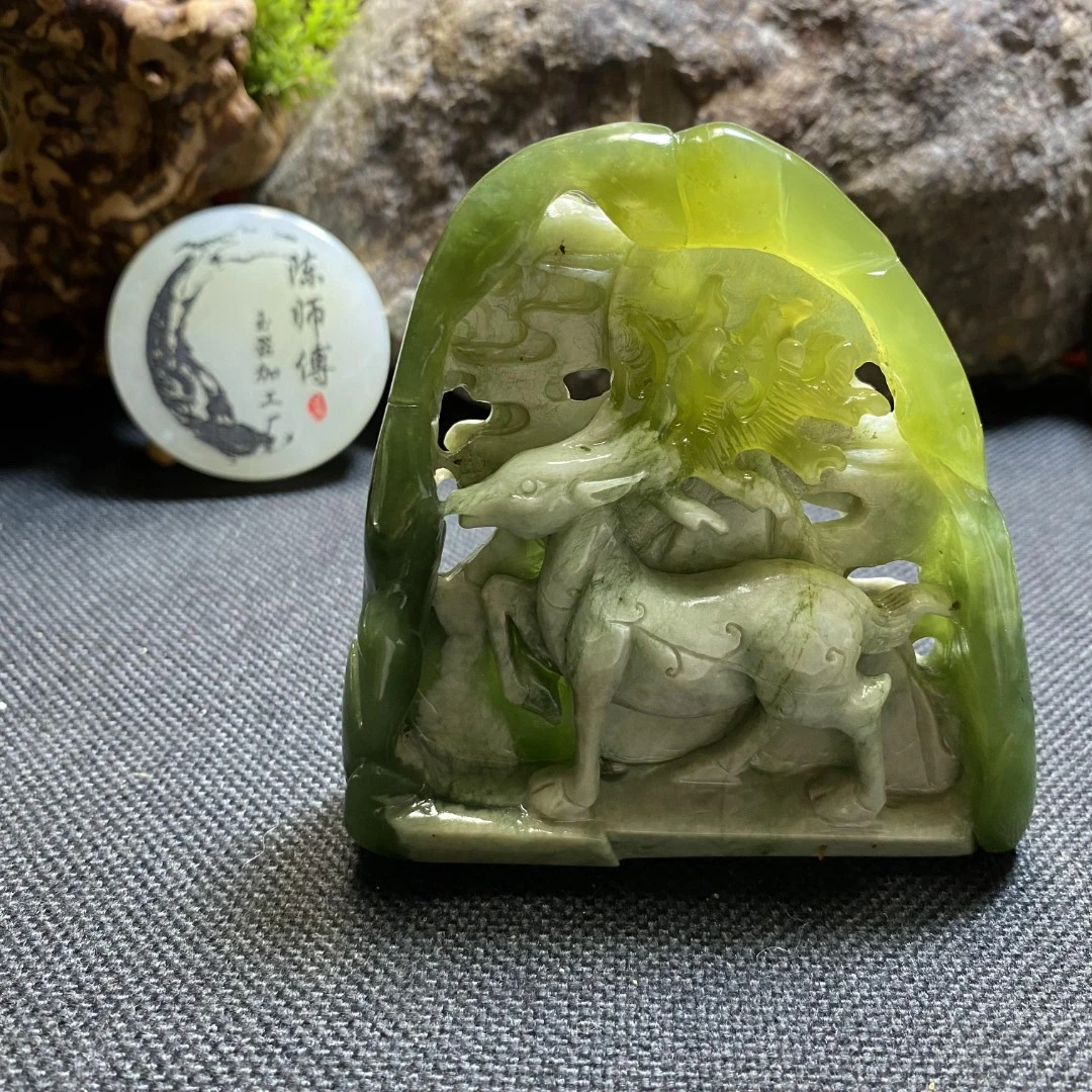 岫玉双面手工雕刻俏色立体招财鹿摆件创意客厅书房办公桌礼品