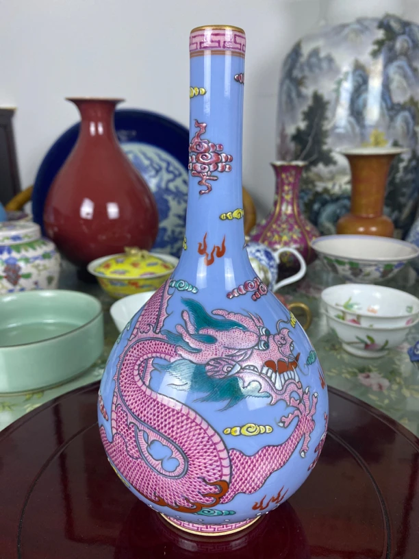 蓝地粉彩龙纹天球瓶