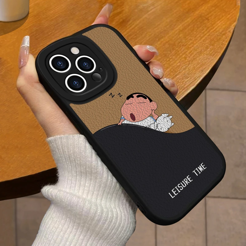 【小羊皮小新骑车】iPhone15pro手机壳小羊皮苹果15小新卡通