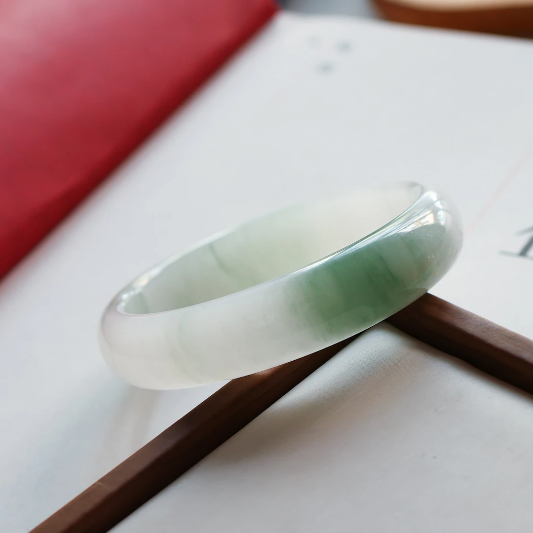 新疆天山翠玉手镯冰糯种女款天然雪翠扁条飘花保真正品玉石镯子