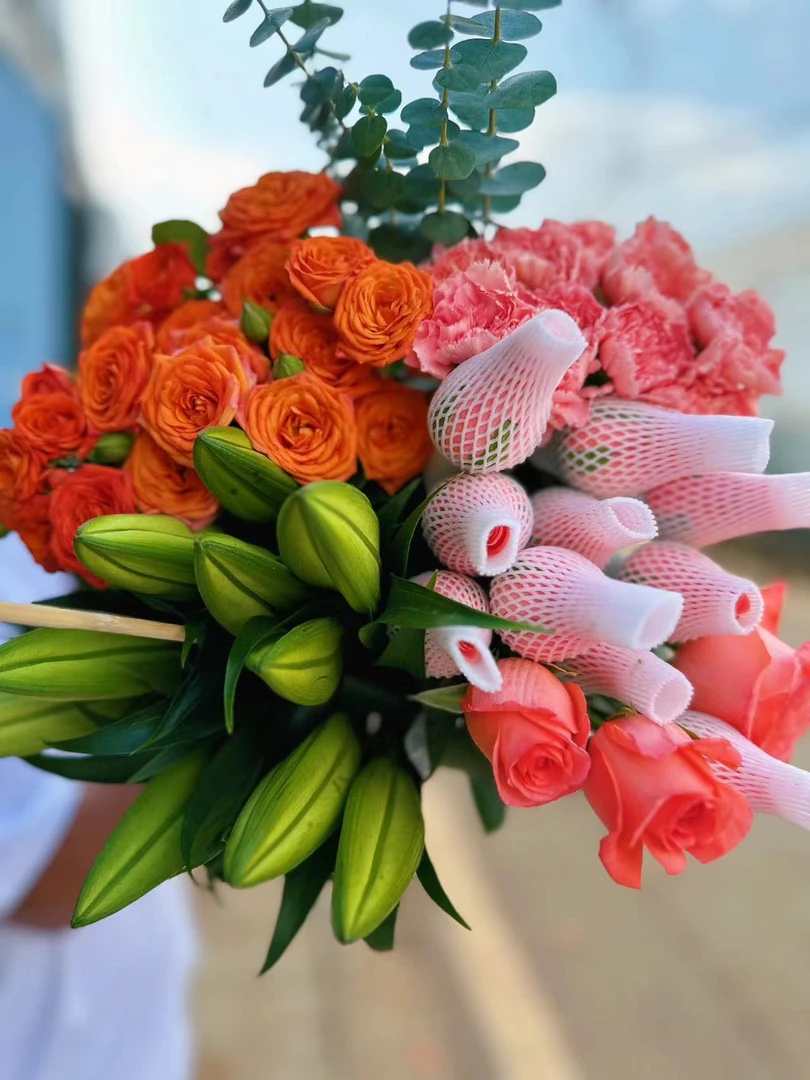 粉玫瑰10支➕百合10朵➕橙芭比5支➕康乃馨10支➕尤加利叶5支