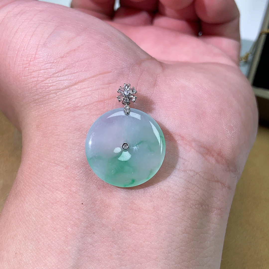缅甸天然A货翡翠18k镶嵌冰种飘绿平安扣吊坠，尺寸：27-20.8-3.4mm