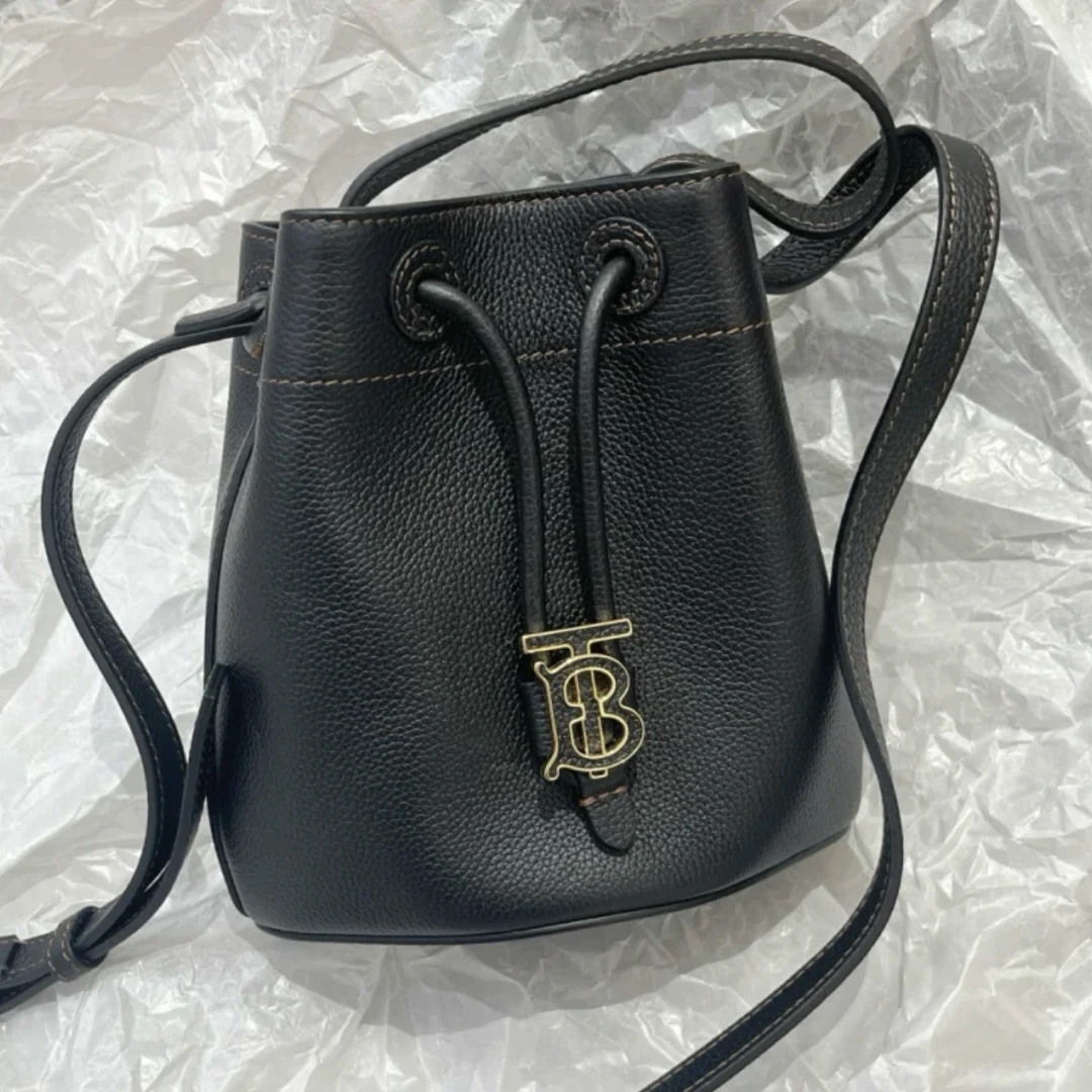 95新 BURBERRY/博柏利 Burberry牛皮水桶斜挎包
