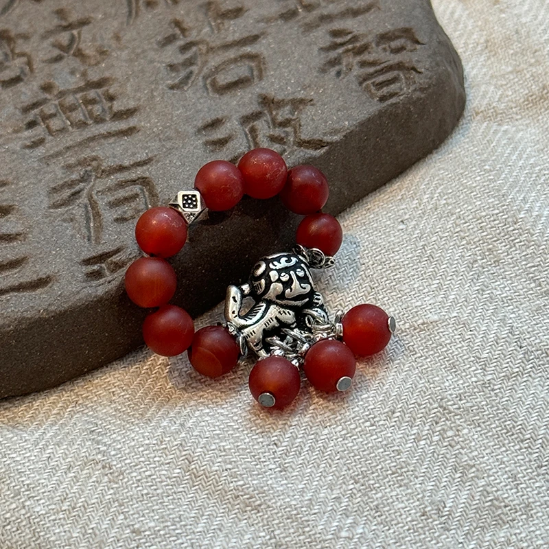 J12665<非晚1>S925银磨砂红玛瑙圆珠狮子踩绣球弹力戒指民族风