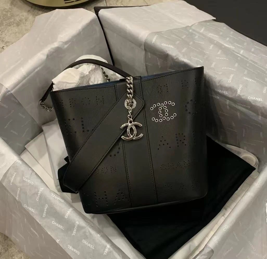 95新 Chanel/香奈儿 多多奢品/香奈儿镂空水桶斜挎包/98新包展