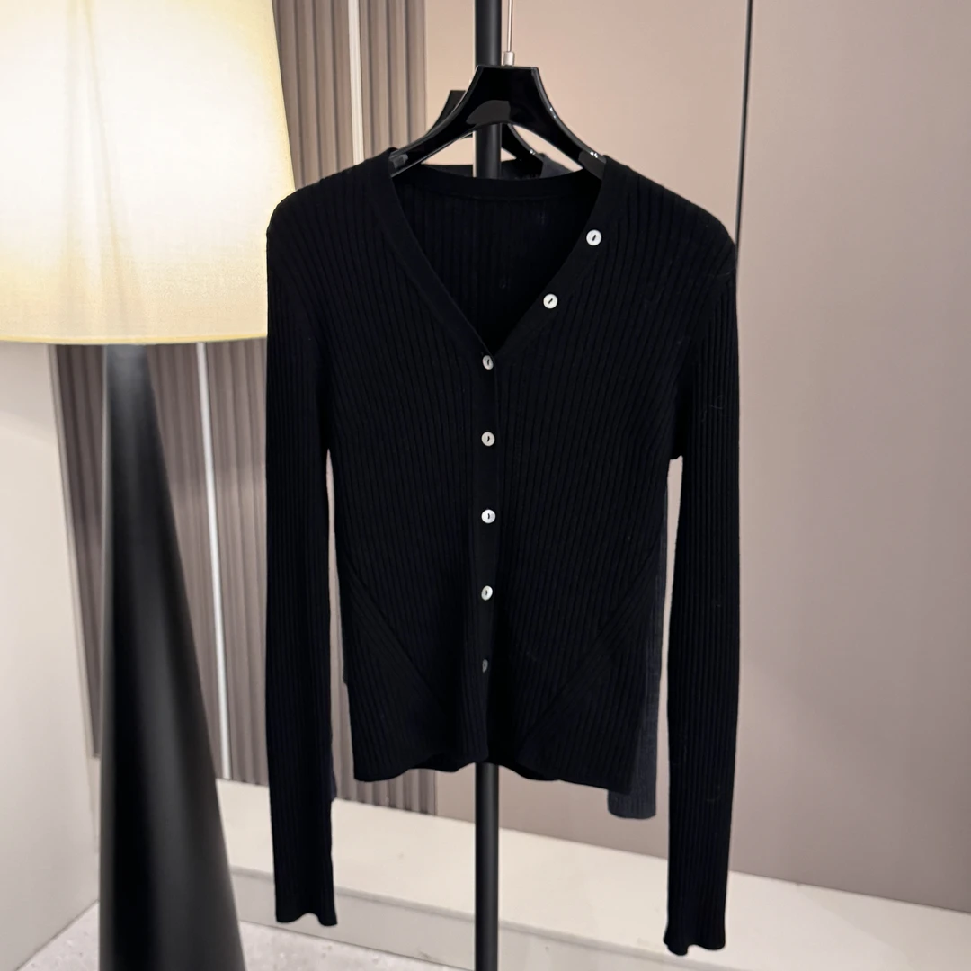 新款休闲时尚美丽诺羊毛V领针织打底衫YGAW210