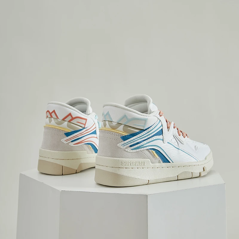 李宁草莓熊惟吾MID联名休闲鞋女秋冬季高帮百搭板鞋AGCS152-B品