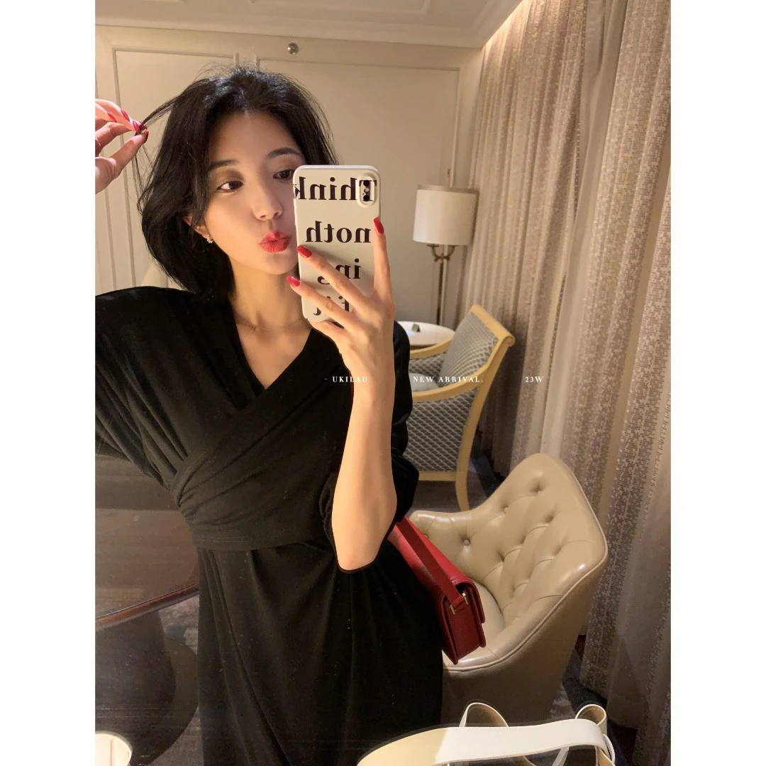 UKILAU慵懒气质v领收腰连衣裙女2023春季新款温柔通勤绑带裙子