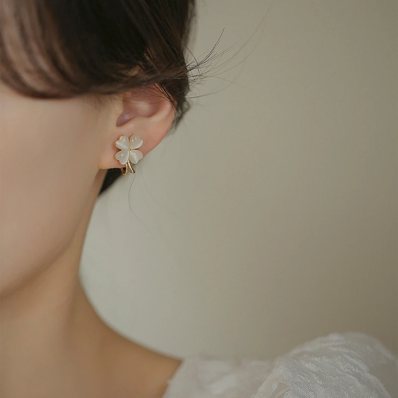 简约小众四叶草蚊香盘耳夹幸运草气质轻奢白色百搭精致时尚法式