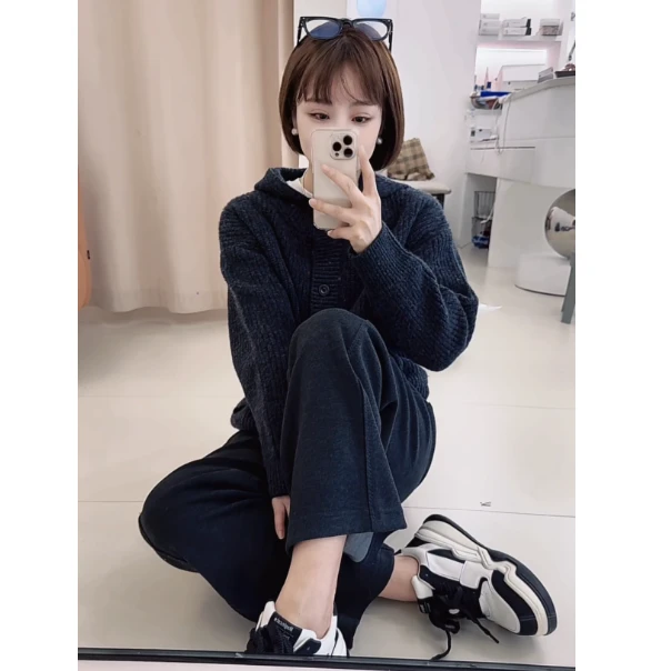 冬款时尚慵懒风单排纽扣连帽毛衣外套