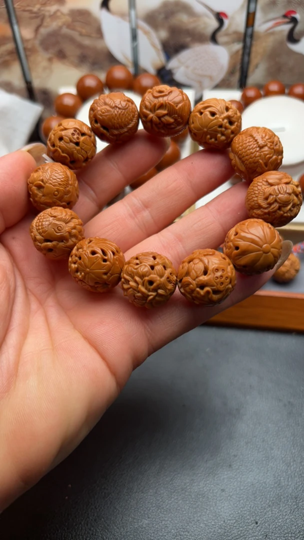 橄榄核正圆镂空鲤鱼戏莲