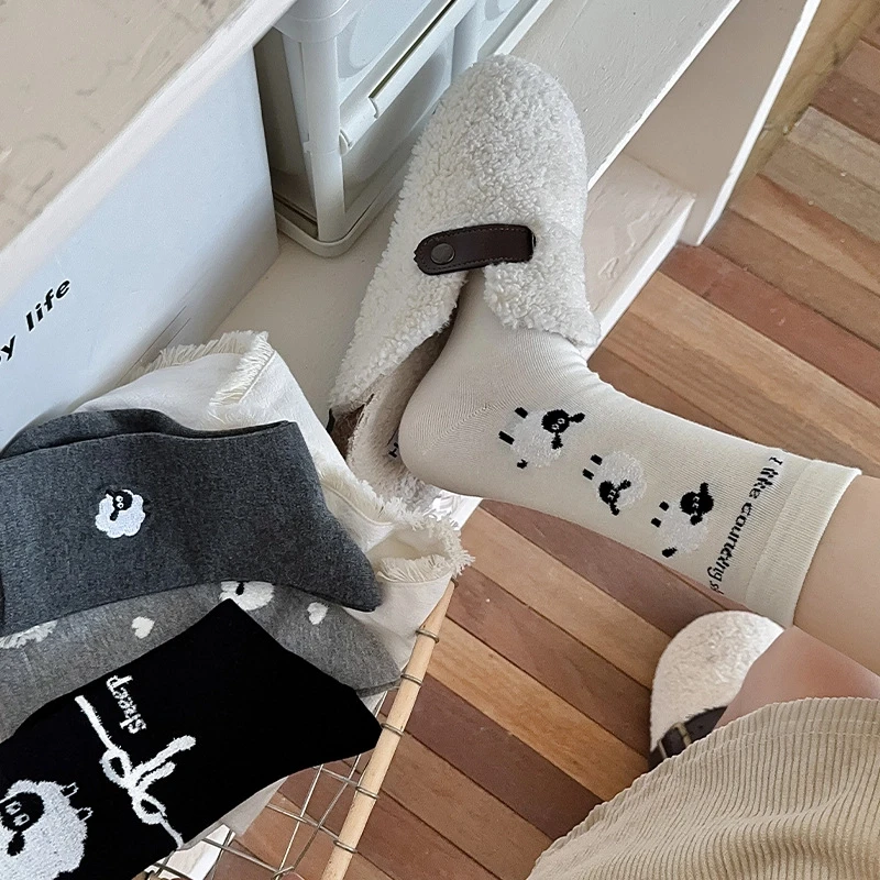 原创设计袜子女秋冬季中筒棉袜慵懒绵羊植绒刺绣女生学院风堆堆袜