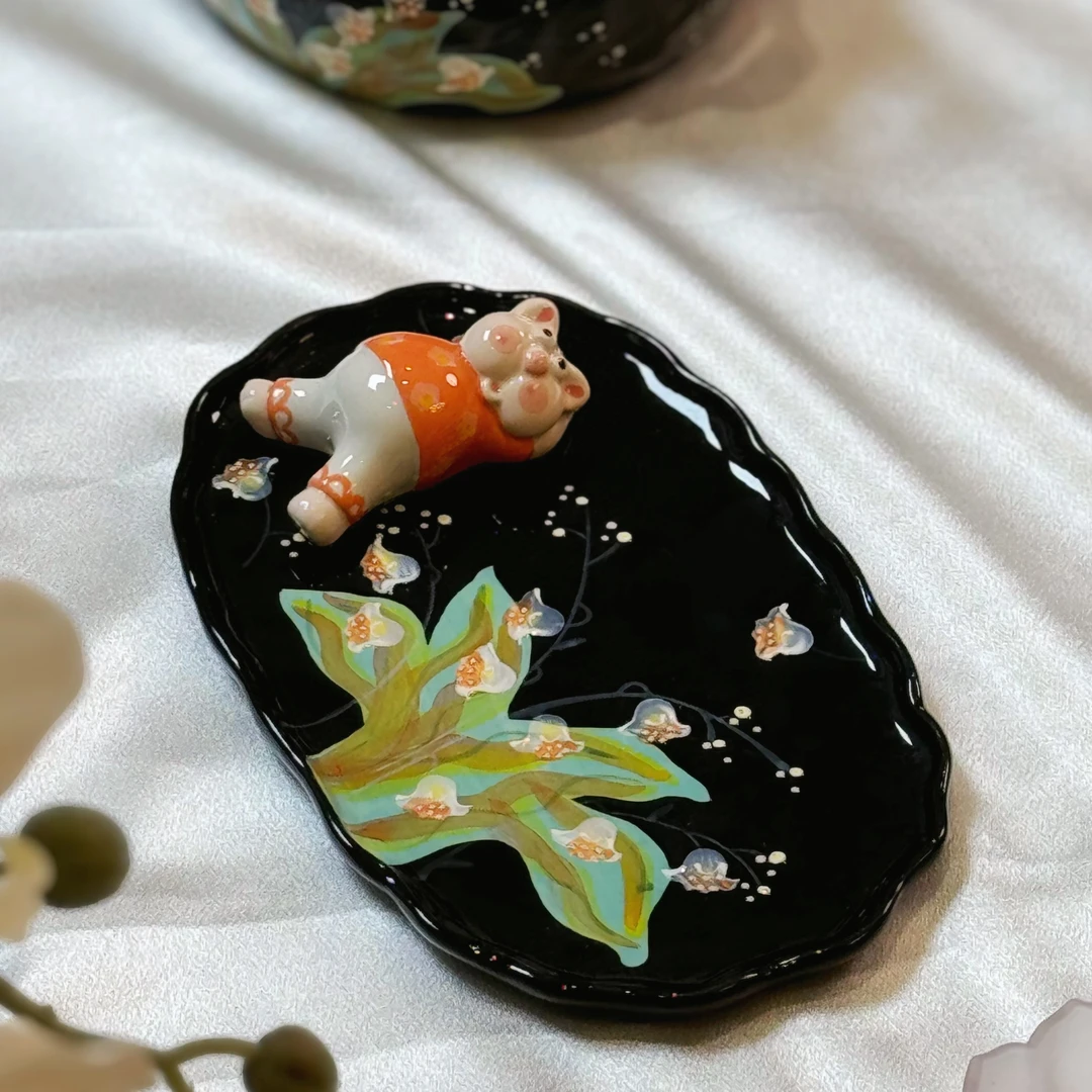 如馨·手作POP兔·黑色铃兰陶瓷手绘早餐盘 21.8*13.6*3cm