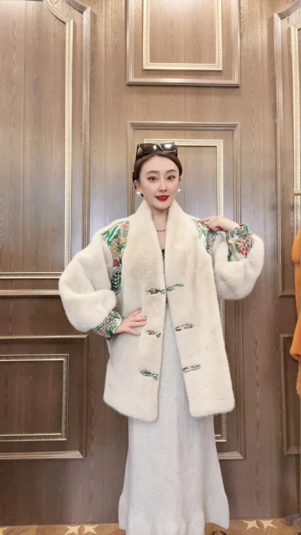 【聪聪精选】时尚气质秋冬新款国潮风盘扣拼接精品女毛毛外套-22933
