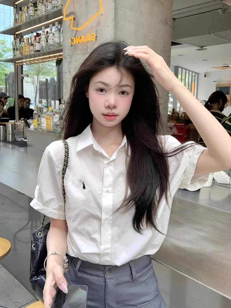 白色polo领刺绣短袖衬衫女夏季薄款设计感职业衬衣学院风宽松上衣