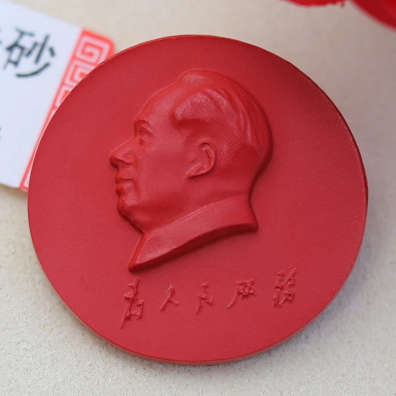 非金属羽毛胸针 毛主席像章圆形纪念胸章饰品朱砂徽章红色配饰