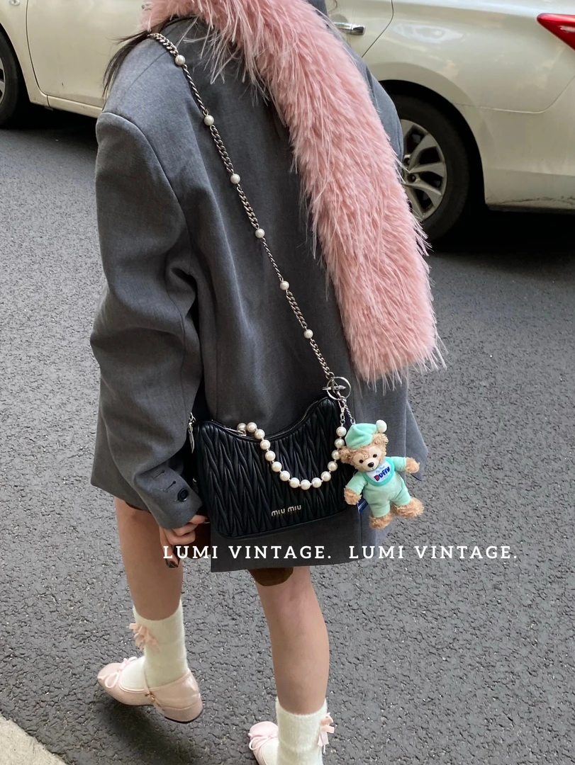 95新 MIU MIU/缪缪 黑色羊皮珍珠月牙斜挎包 13068240