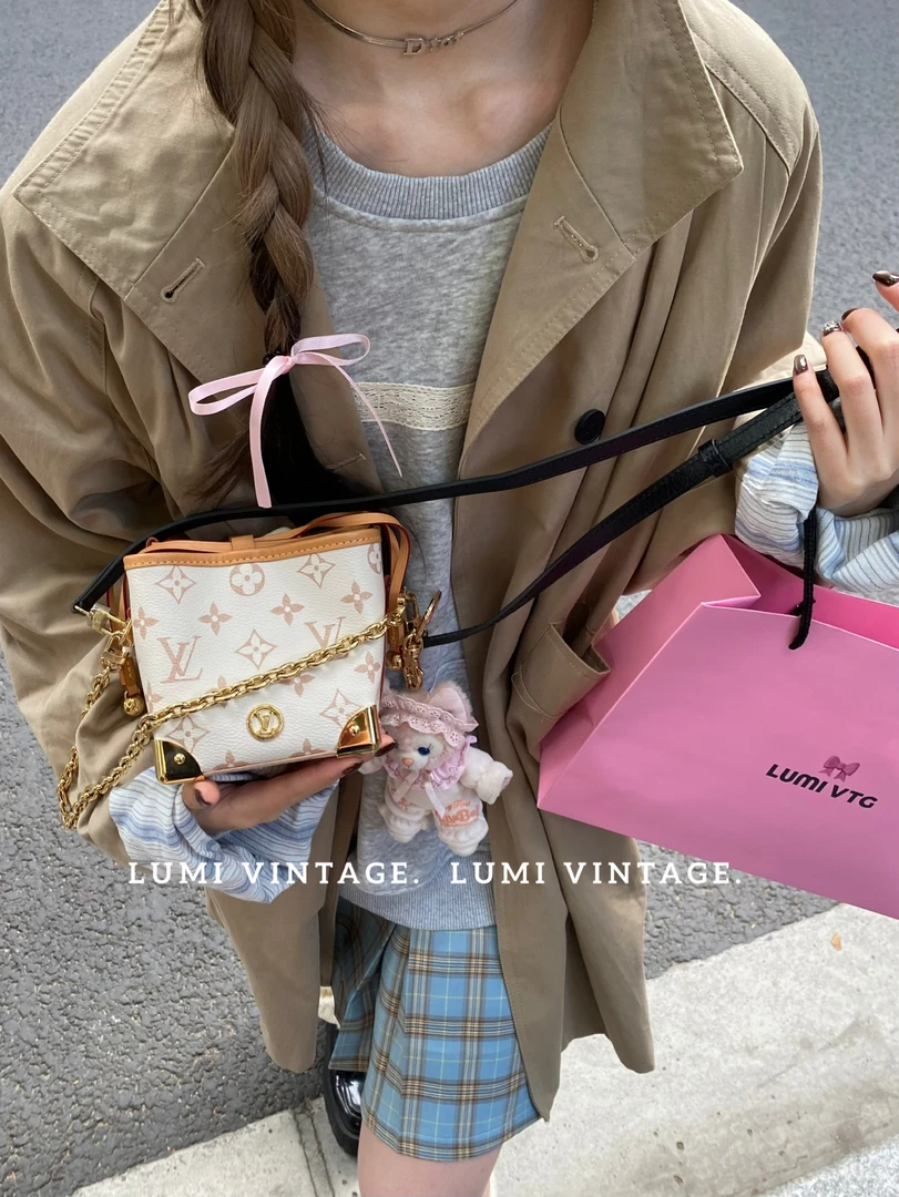 95新 LouisVuitton/路易威登 沙丘色purse charms单肩包31568280