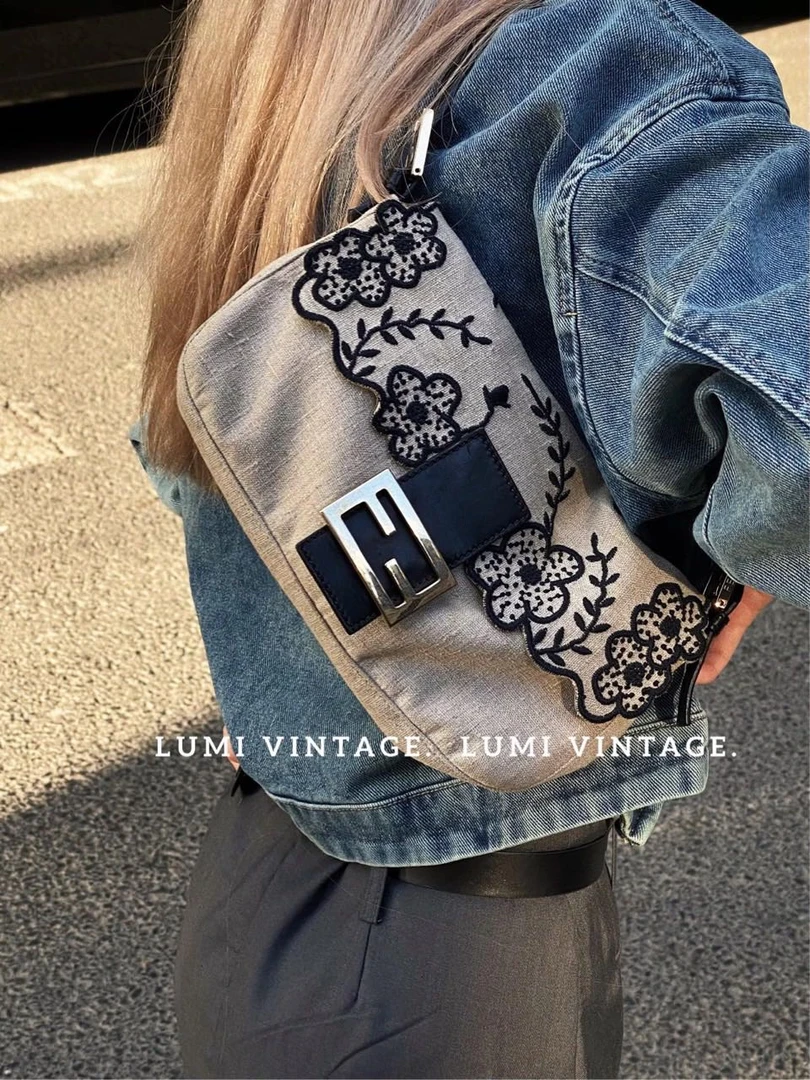95新 FENDI/芬迪 刺绣花花帆布法棍73355219