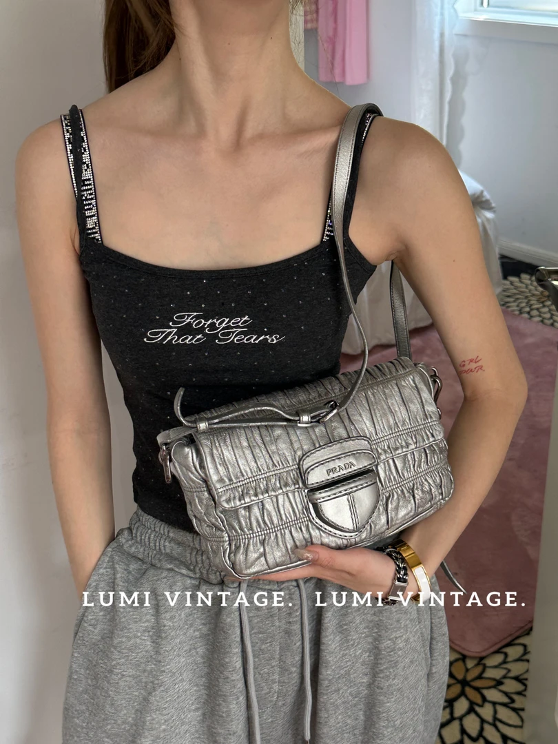 95新 Prada/普拉达 银色褶皱牛皮斜挎包84055484